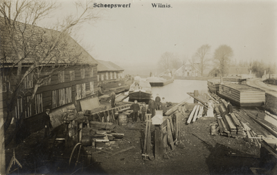 15357 Gezicht op de scheepswerf van Haring met enkele vrachtschepen, helling en bouwmaterialen aan de Oudhuizerweg te ...